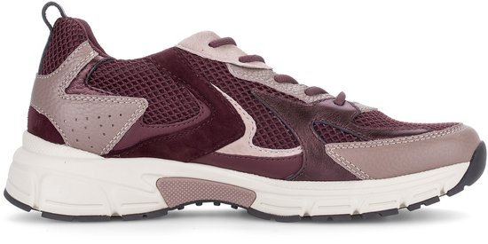 Zij-aanzicht van een bordeauxrode Gabor sneaker met witte zool, taupe en bordeaux details.