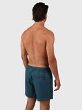 Arrière d'un homme portant un maillot de bain vert Fuel. Le maillot de bain a une ceinture élastique et une poche zippée.