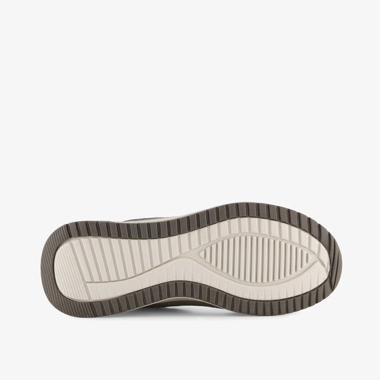 Onderkant van een beige sneaker met een witte en grijze gestreepte rubberen zool.