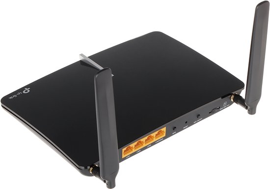 Zwarte TP-Link AC1200 Dual Band Gigabit Router met twee antennes, bekeken vanaf de achterkant, met LAN-poorten en micro-simkaartsleuf.
