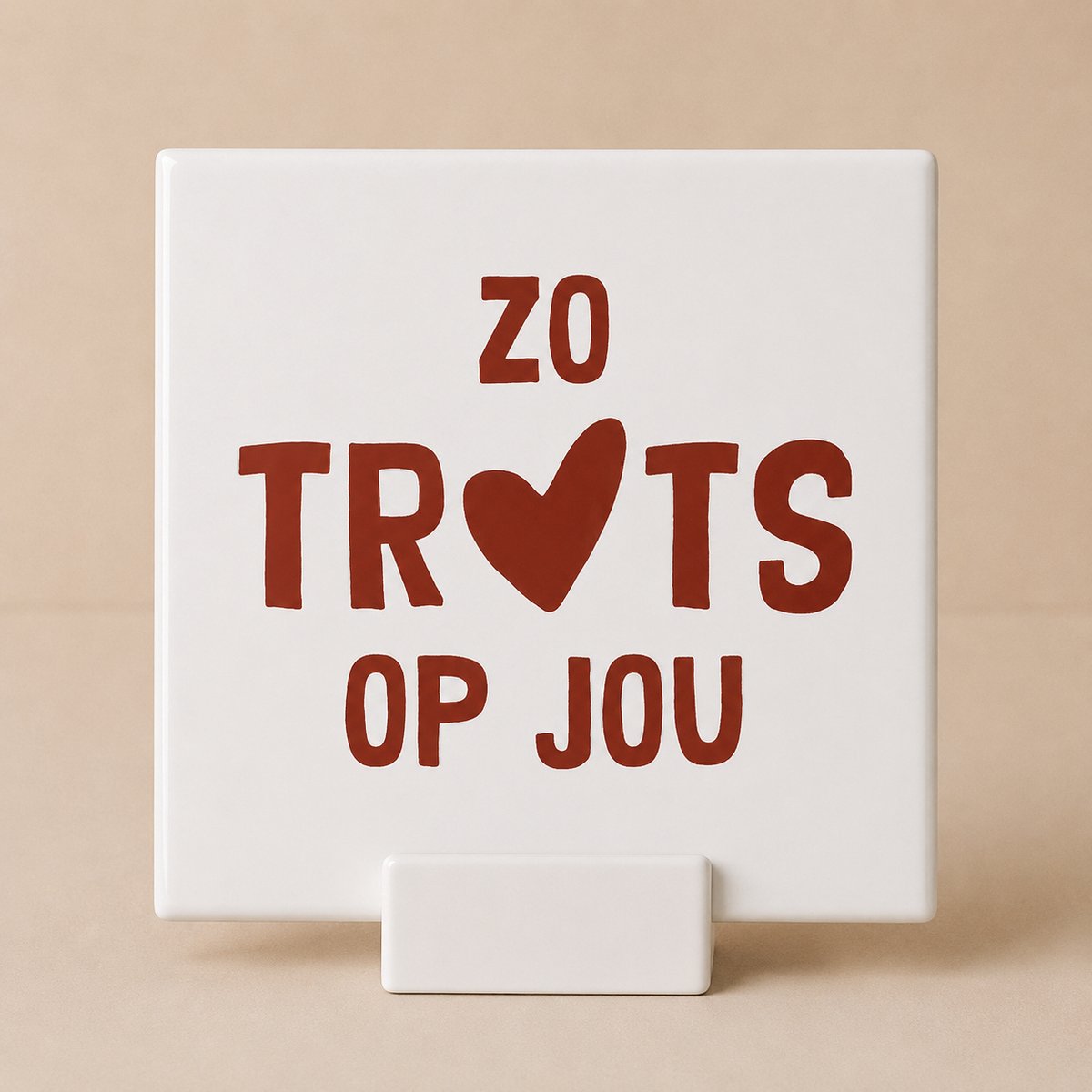 Bedruk King Zo Trots Op Jou Keramische Tegel met houdertje – Hart Tekst Design – Decoratieve Wandtegel 15×15 cm Wit
