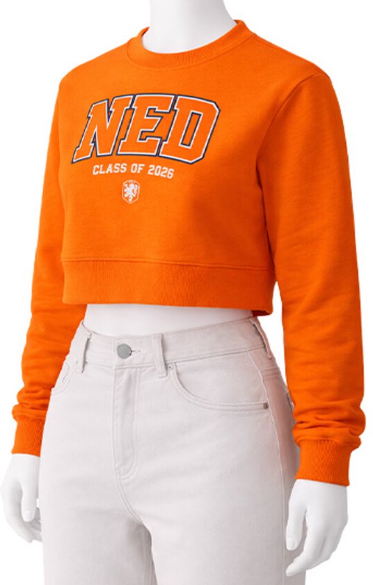 Oranje croptrui met "NED CLASS OF 2026" opdruk, gedragen door een paspop.