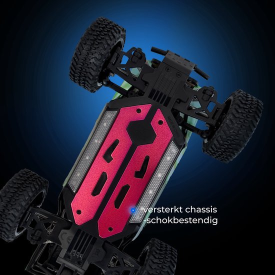 Onderkant van groene RC auto met rood versterkt chassis en schokbestendige elementen.