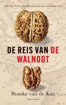 Boekomslag met een walnoot in de schaal en een halve walnoot op een oude kaart. De titel 'De reis van de walnoot' is groot in rood en zwart gedrukt.