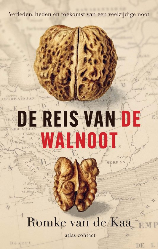 Boekomslag met een walnoot in de schaal en een halve walnoot op een oude kaart. De titel 'De reis van de walnoot' is groot in rood en zwart gedrukt.