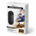 Zwarte mini-actiecamera op een verpakking met afbeeldingen van een persoon die de camera draagt en een hond met de camera op zijn harnas.