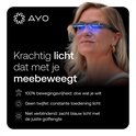 Vrouw met blauw licht therapiebril van AYO