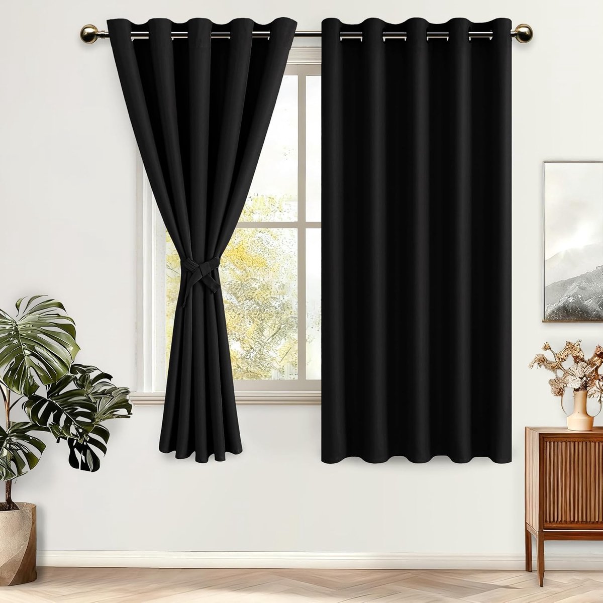 Set van 2 Warmtewerend Gordijnen Ringen voor Slaapkamer en Woonkamer, Verduisteringsgordijn met Oogjes voor Kinderen Kamer Kant en Klaar Luxe, 167x137 cm (B x H), Zwart