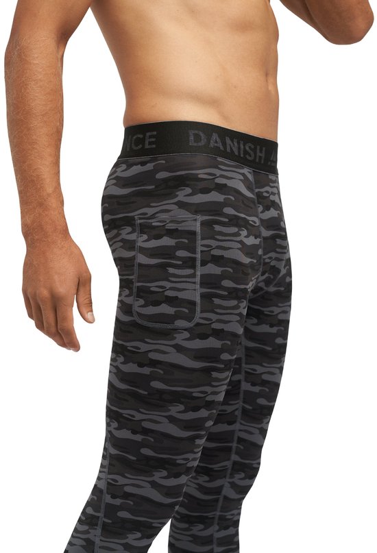 Detail van een heren compressiebroek met camouflageprint, met elastische tailleband 'DANISH ENDURANCE' en een zak op de zijkant.