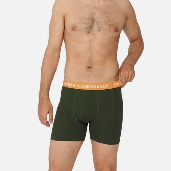 Homme portant un boxer vert foncé avec une ceinture orange "DANISH ENDURANCE".