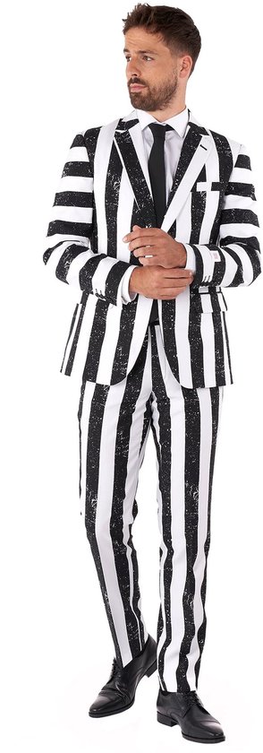 Man in zwart met wit gestreept OppoSuits kostuum met zwarte stropdas en schoenen.