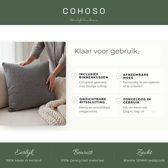 Een vrouw met een donkergrijs teddy kussen op een bank. Tekst: 'Klaar voor gebruik', 'Inclusief binnenkussen', 'Afneembare hoes', 'Zorgeloos in gebruik'.