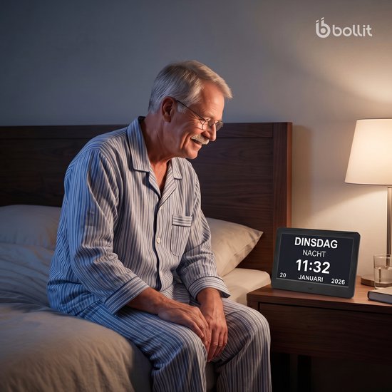 Oudere man in pyjama zit op bed naast een digitale klok met "DINSDAG NACHT 11:32 20 JANUARI 2026".