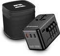 Zwarte Remodius wereldstekker met 3x USB-C en 1x USB-A poorten, label 'GaN 100W'. Inclusief zwarte stoffen opberghoes met logo.