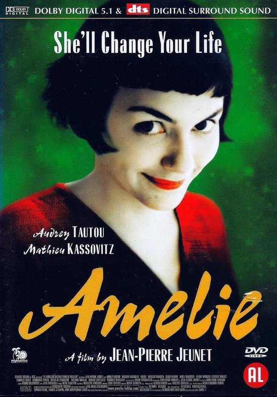 De DVD-cover van de film Amélie toont een close-up van Audrey Tautou met een rode trui en zwarte bob. De titel "Amélie" is groot in gele letters weergegeven.
