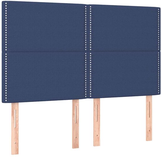 Blauw gestoffeerd hoofdbord, met verticale naden en zilverkleurige studs, met houten steunen.