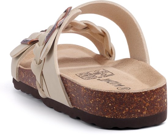 Achteraanzicht van beige sandalen met gevlochten bandjes en gespen, kurken zool.