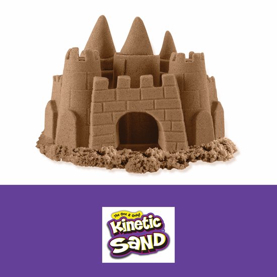 Zandkasteel van bruin kinetic zand, met torens en kantelen.