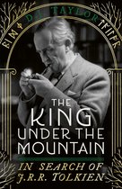 Boekomslag 'The King Under the Mountain' met J.R.R. Tolkien die een pijp aansteekt. Met runen en takken.