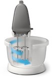 De handmixer met grijze bovenkant en witte kom toont blauwe luchtstromen die de werking illustreren.