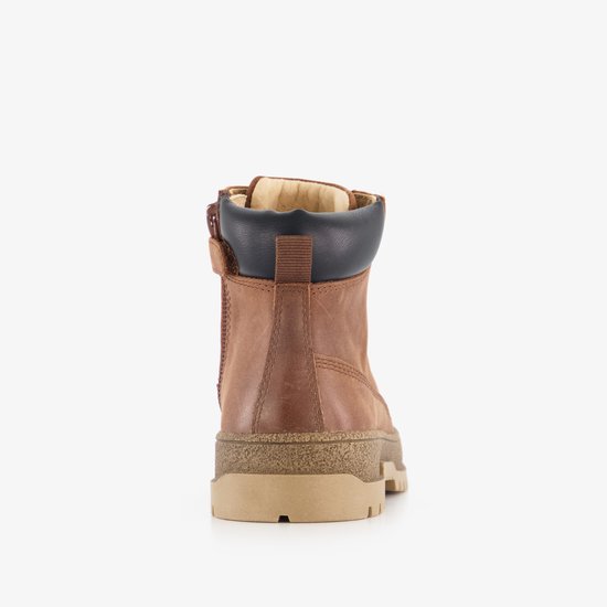 Achteraanzicht van een bruine leren veterschoen met zwarte kraag en ritssluiting aan de zijkant.