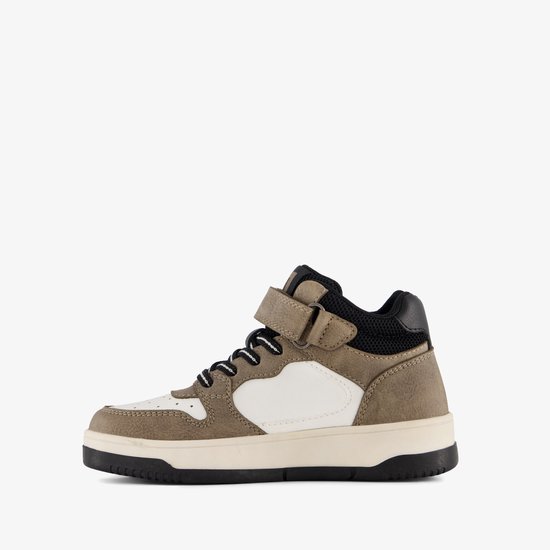 Bruine hoge sneaker met witte en zwarte accenten, klittenbandsluiting en veters.