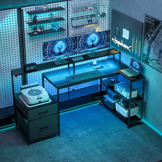 Zwart L-vormig bureau met blauwe LED-verlichting in een gamekamer. Met dubbele monitorstandaard, 2 lades, USB-poorten en legplanken.