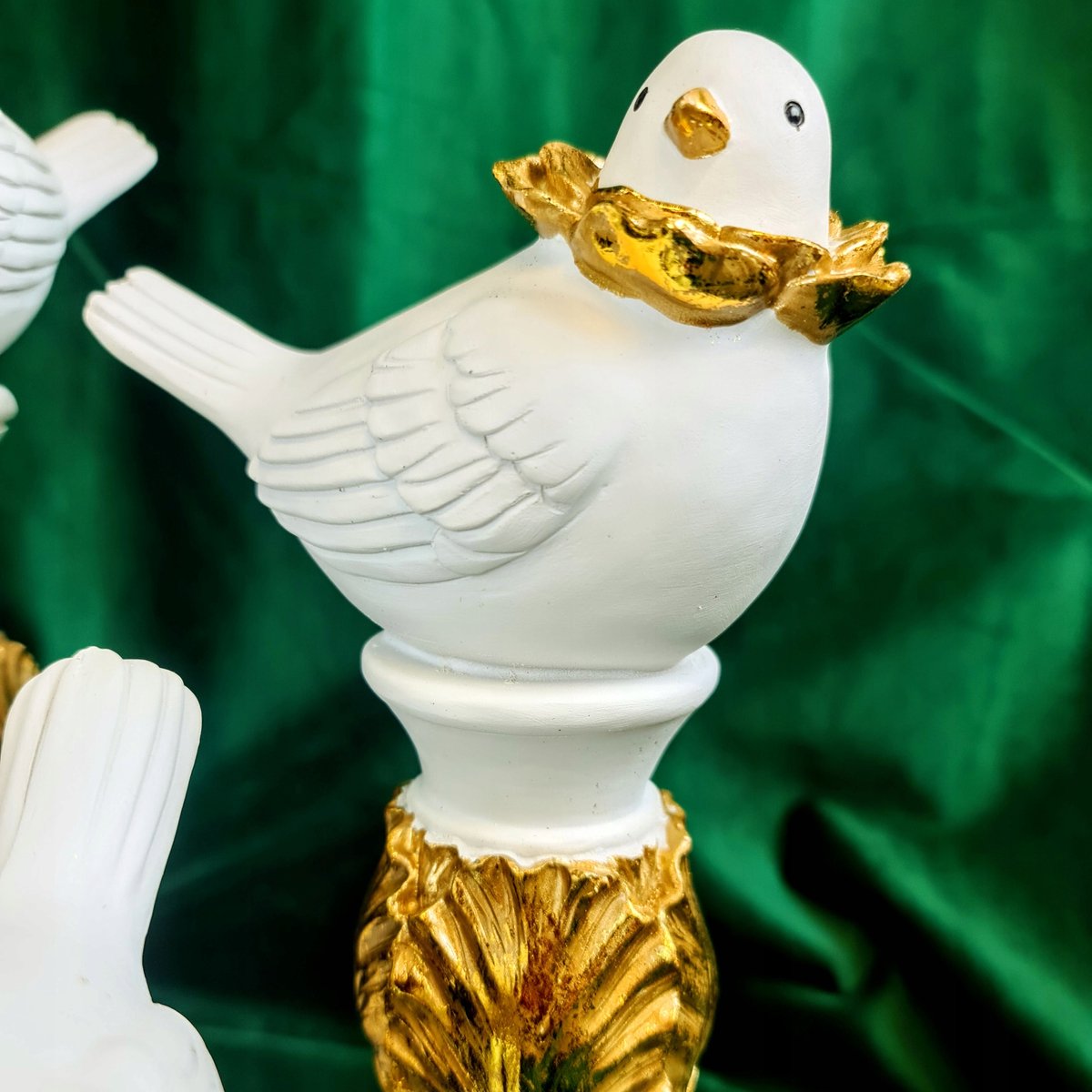 Witgouden vogelfiguur op zuil - stijlvolle woondecoratie