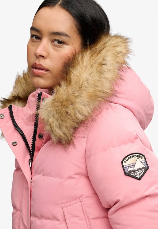 Roze gewatteerde jas met bontkraag en Superdry-logo op de borst.
