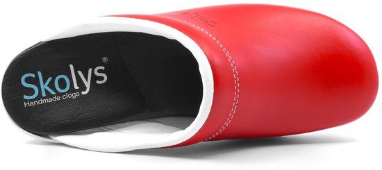 Rode Skolys klomp met witte binnenzijde en tekst 'Skolys Handmade clogs'.