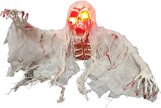 Une décoration d'Halloween effrayante et dérangeante d'un squelette avec des yeux rouges lumineux, un tissu blanc emmêlé, et des taches de sang.