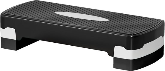 Zwarte aerobic step met antislip oppervlak en witte en grijze accenten, geïsoleerd.
