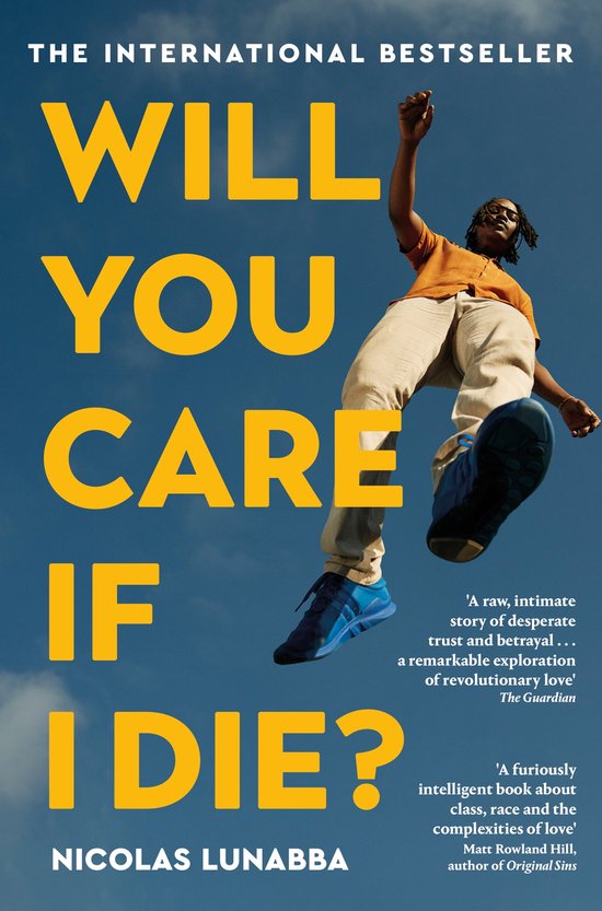 Le best-seller international « Will You Care If I Die ? » de Nicolas Lunabba. Un homme en chemise orange et pantalon beige saute dans les airs, poing levé. Deux citations de The Guardian et Matt Rowland Hill.
