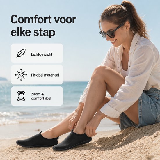Vrouw met zonnebril op het strand, doet zwarte waterschoenen aan. Beschrijving: Comfort voor elke stap. Lichtgewicht. Flexibel materiaal. Zacht & comfortabel.