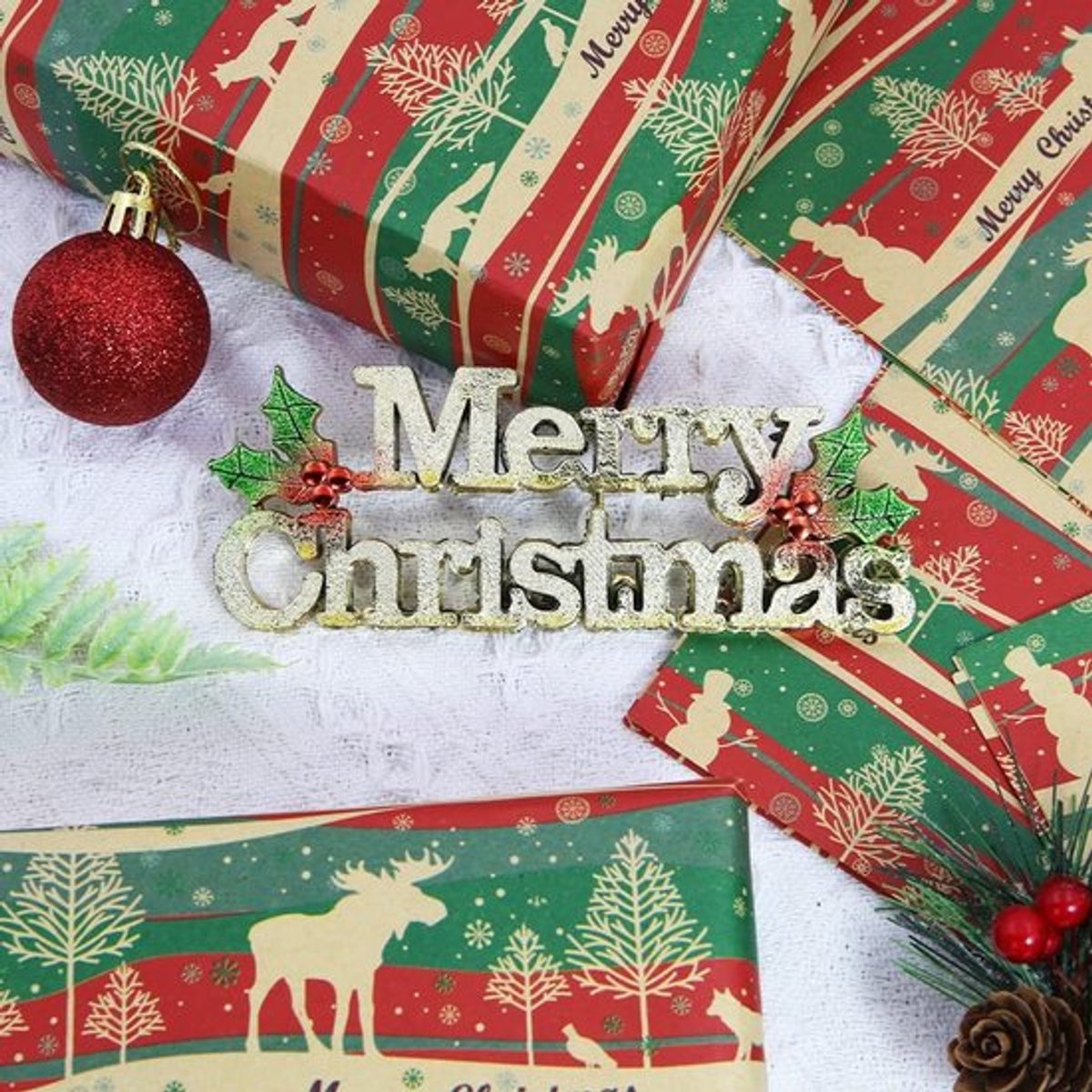 - Kerstcadeaupapier - Kraftpapier - 6 vellen - Rood en groen - Sneeuwpoppen en herten - Geschikt voor Kerstmis en verjaardagen