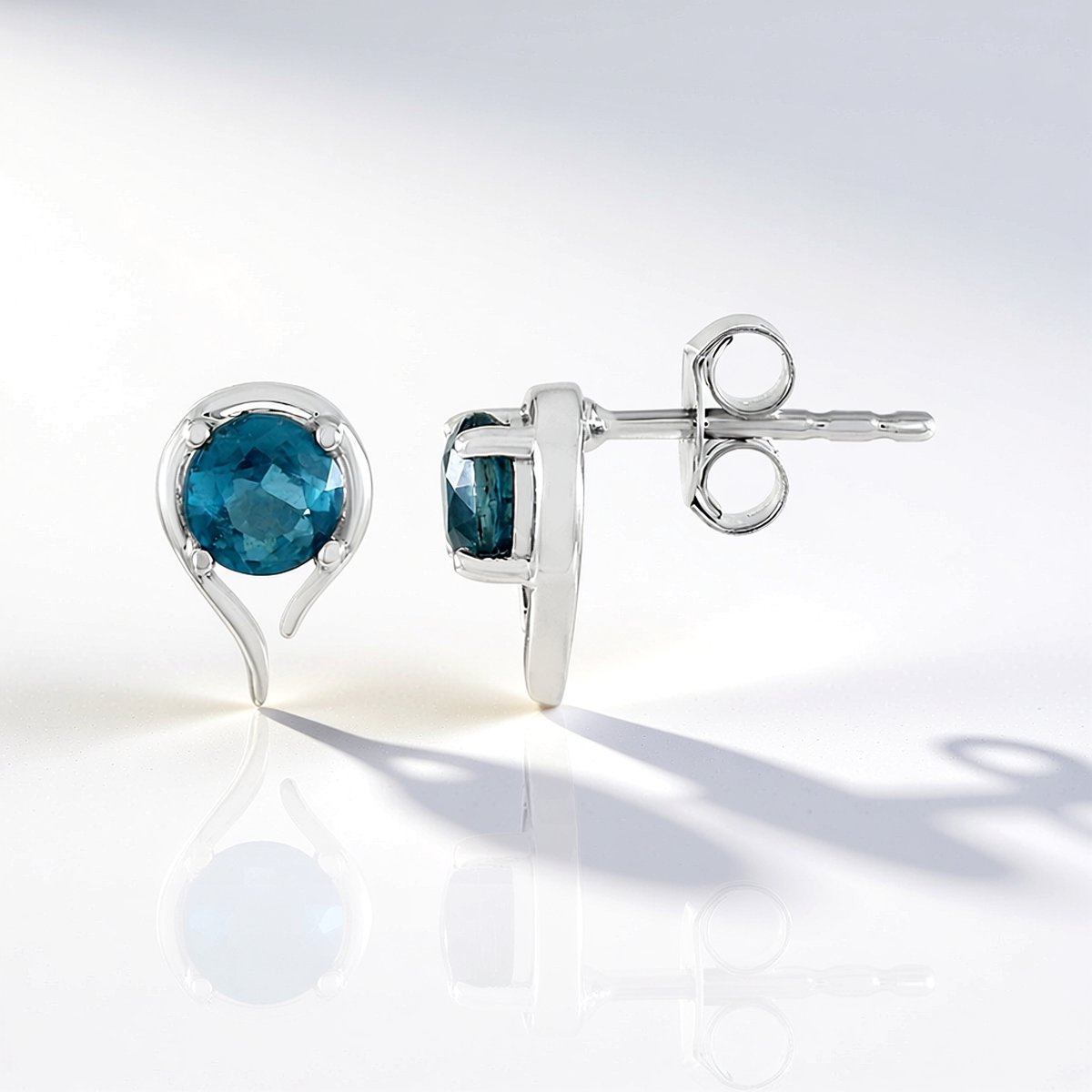 Cavill - Zilveren Oorbellen - 925 Sterling Zilver Rhodium - Petrol Kyaniet 1,197 ct Rond - Elegante Blauw Edelsteen Oorbellen - Nepalees Vakmanschap