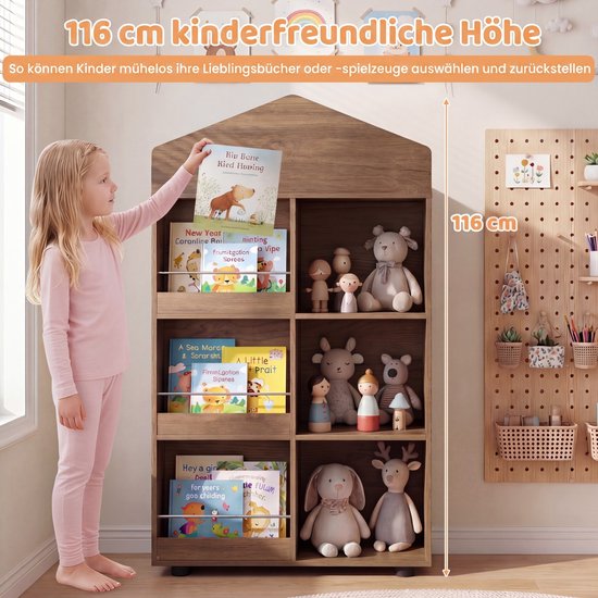 Meisje in pyjama pakt een boek uit de bruine houten boekenkast in huisvorm.