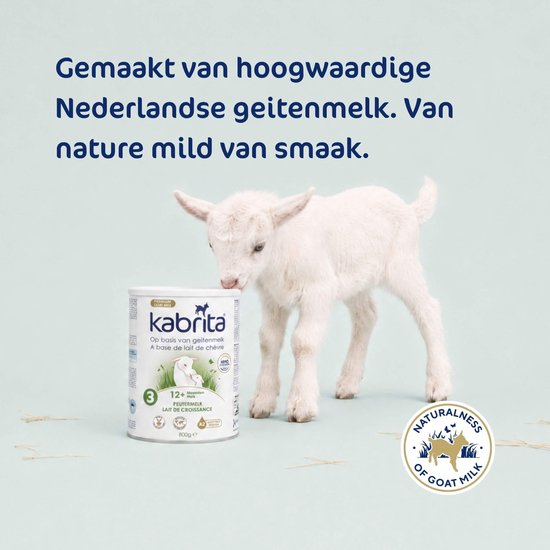 Een geitje staat naast een blik Kabrita geitenmelkflesvoeding