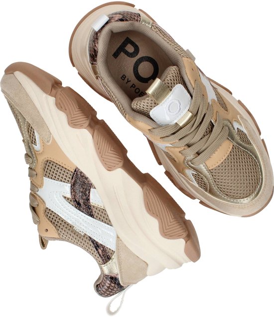 Lichtbeige sneakers met slangenprint, witte accenten en gouden details. Met 'PO' op de binnenzool.