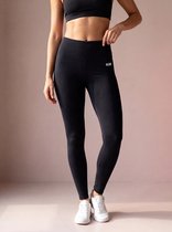 Zwarte legging met verticale lijntjes en logo op de heup.