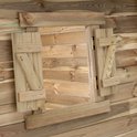 Een houten raam met bruine luiken, vastgemaakt met scharnieren.