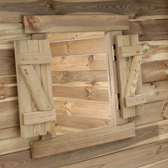 Een houten raam met bruine luiken, vastgemaakt met scharnieren.