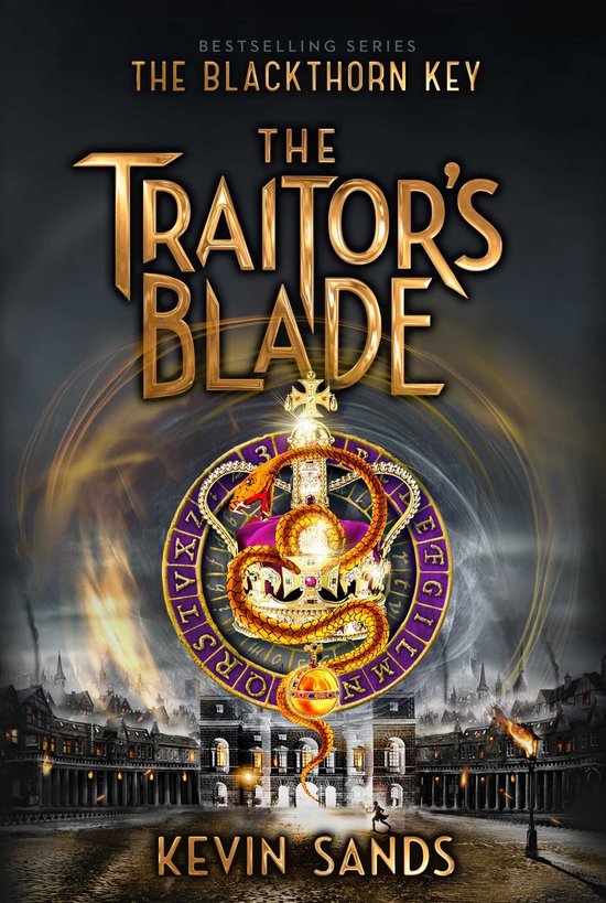 Boekcover: De titel 'The Traitor's Blade' staat centraal, met een gouden slang rond een kroon. Op de achtergrond een gebouw met vuur.