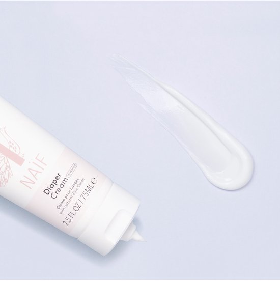 Witte tube Naïf Zinkcrème met een streep witte crème ernaast. De tube heeft een pauw-illustratie.