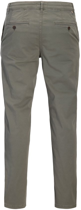 Achterkant van een grijze chino broek met twee knopen op de achterzakken.