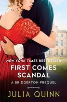 Best-seller du New York Times "First Comes Scandal: A Bridgerton Prequel" par Julia Quinn. Un couple s'étreint devant un manoir.
