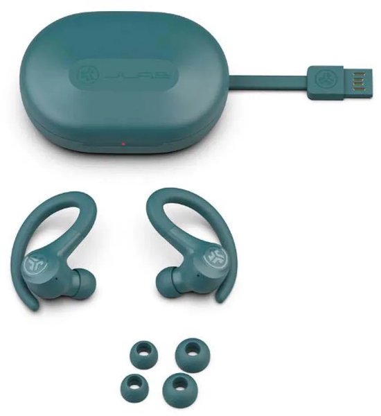 Donkergroene JLab Go Sport oordopjes met oortips en oplaadcase met geïntegreerde USB-C kabel.