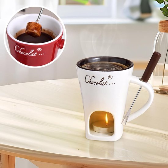 Witte mok met 'Chocolat...' tekst, een opening voor een waxinelichtje en een vorkje. Een rode mok met een marshmallow in chocolade is ingevoegd.