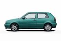 Volkswagen Golf 3 verte, hatchback trois portes, photographiée de profil sur fond blanc.