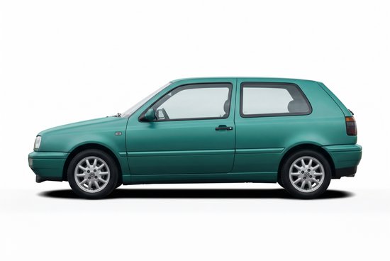 Volkswagen Golf 3 verte, hatchback trois portes, photographiée de profil sur fond blanc.